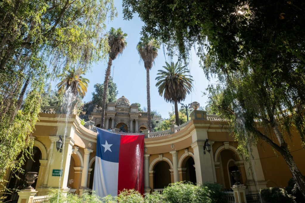 uma grande bandeira do estado do Texas pendurada na lateral de um prédio