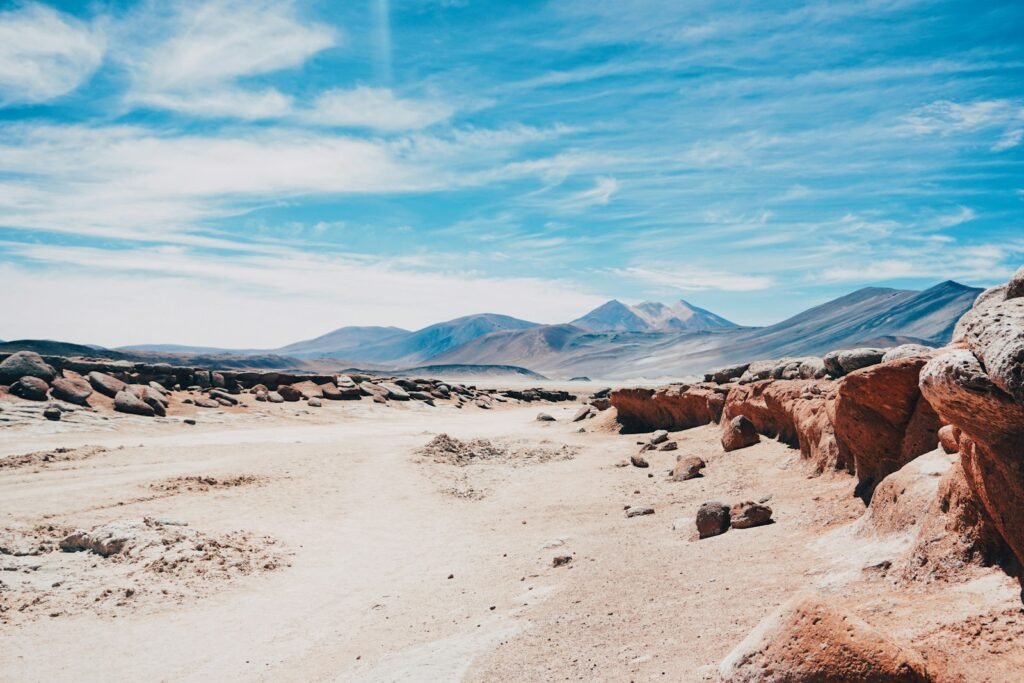 uma estrada de terra no meio de um deserto