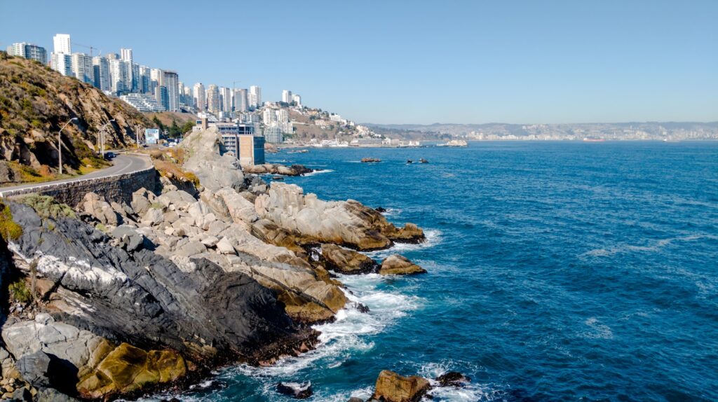 edifício de concreto branco na costa rochosa durante o dia