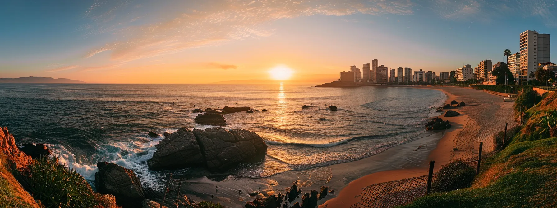um deslumbrante panorama da costa de viña del mar ao entardecer, com suas praias de areia dourada e ondas suaves refletindo a luz laranja do sol, simbolizando a conexão perfeita entre cultura e lazer durante uma viagem entre santiago e viña del mar.