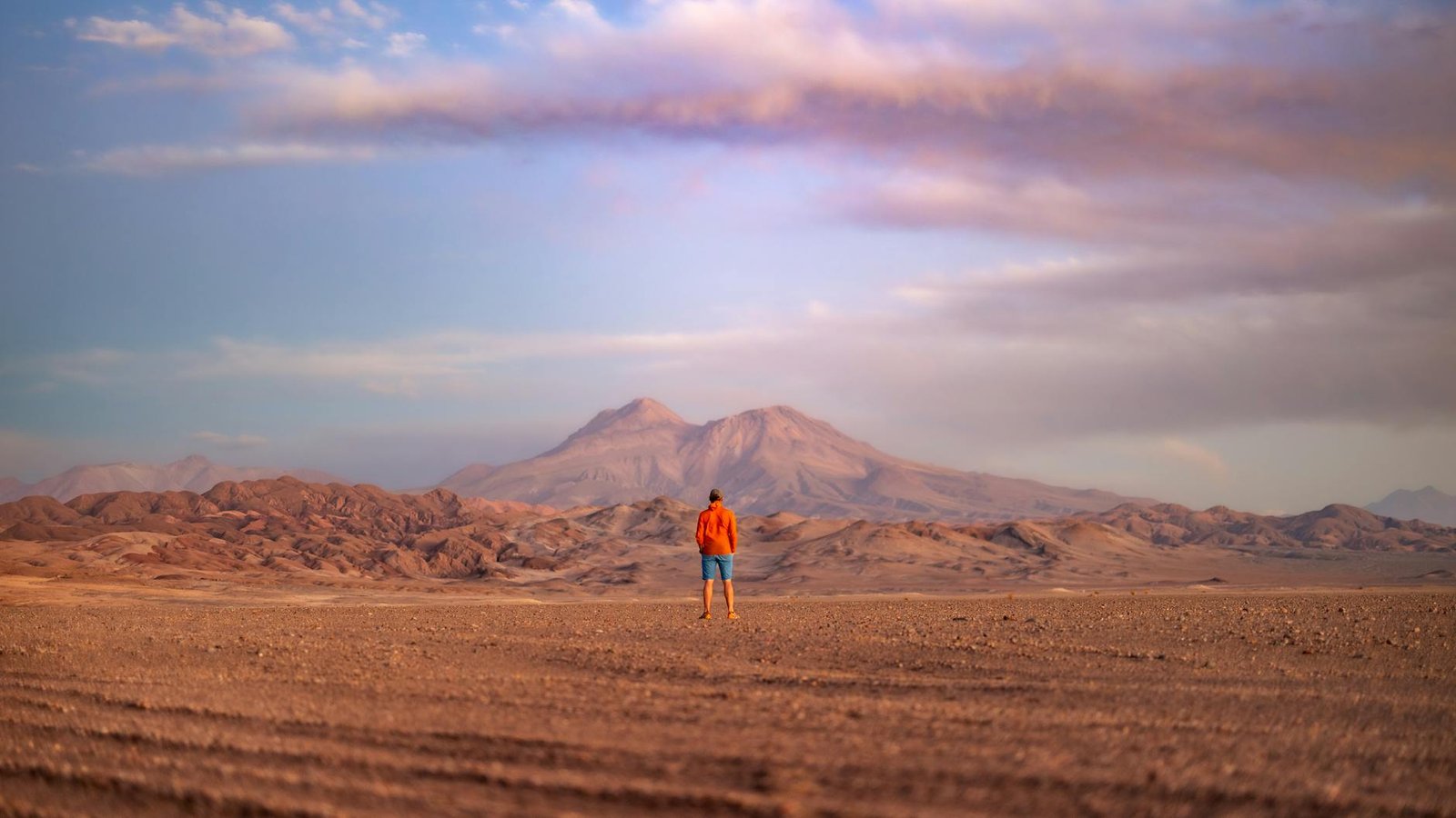 uma pessoa parada no meio de um deserto