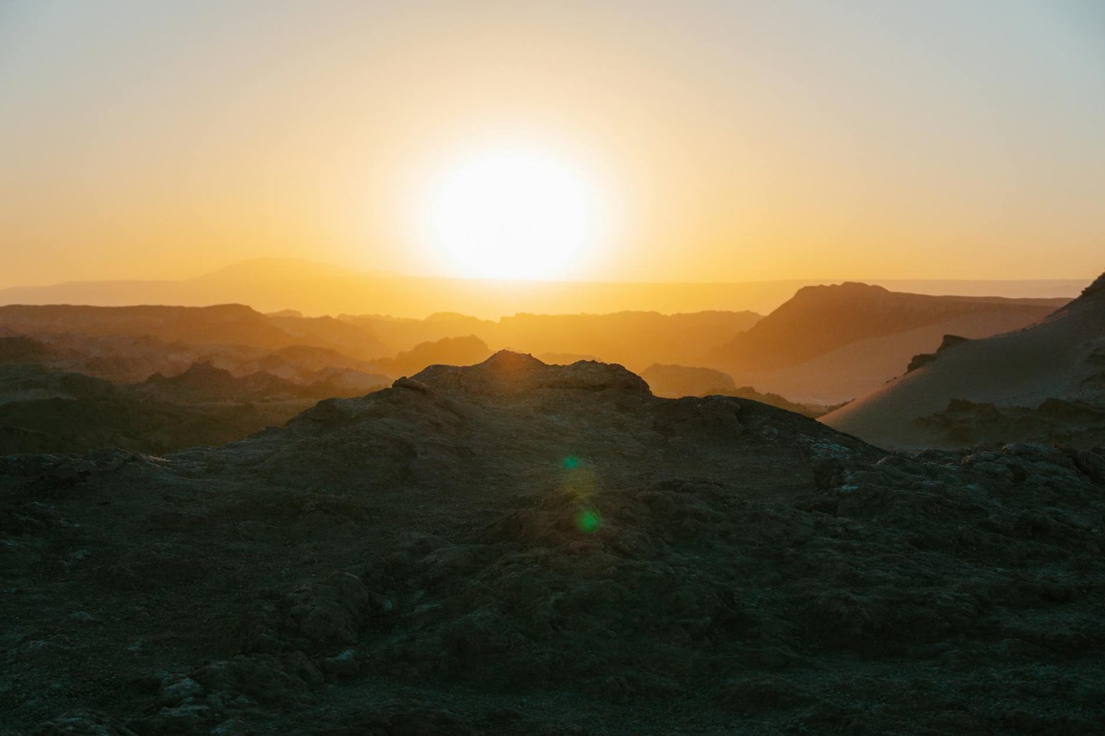 pôr do sol panorâmico sobre o vale da lua no chile