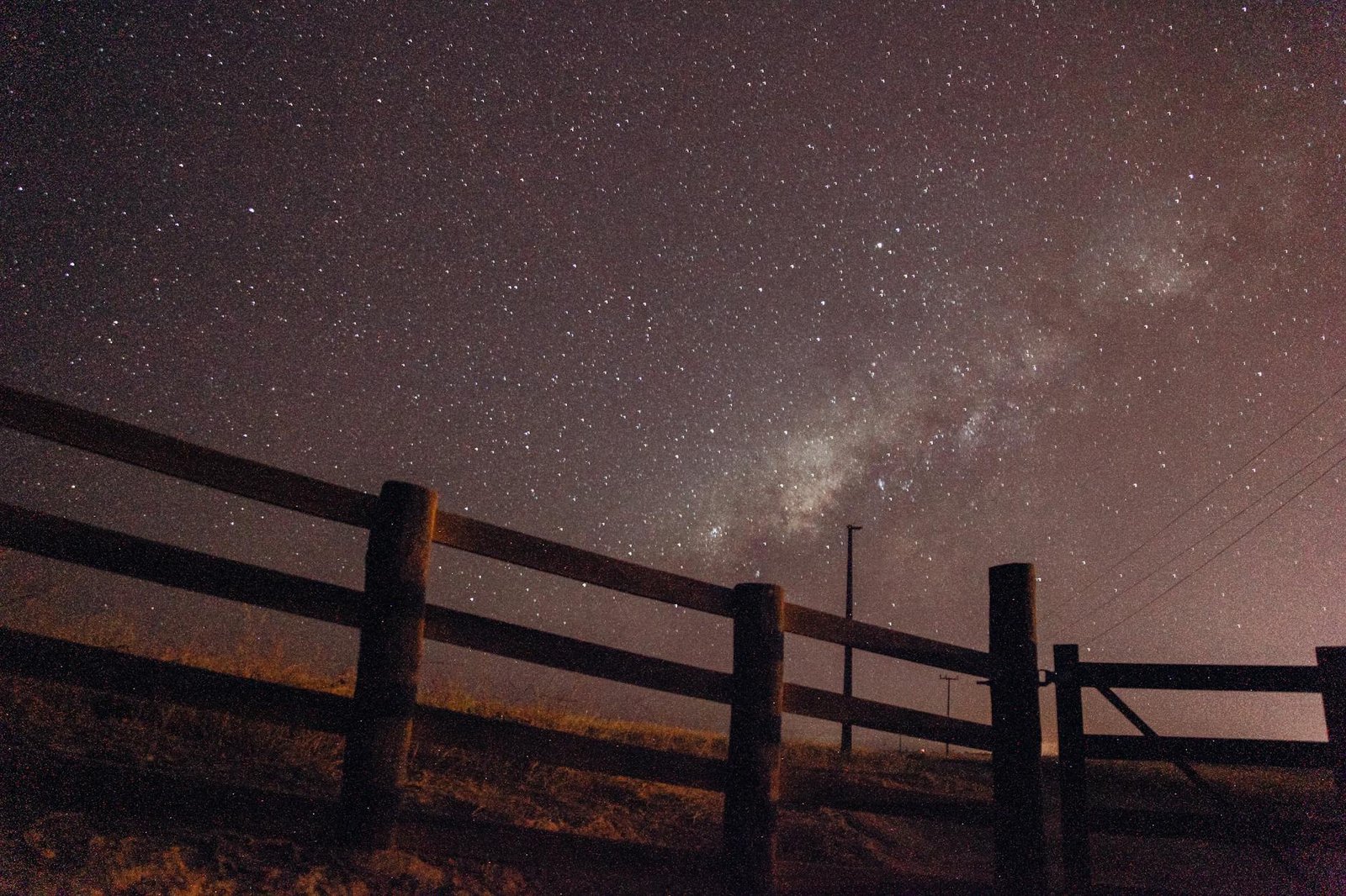 céu estrelado sobre cerca no brasil