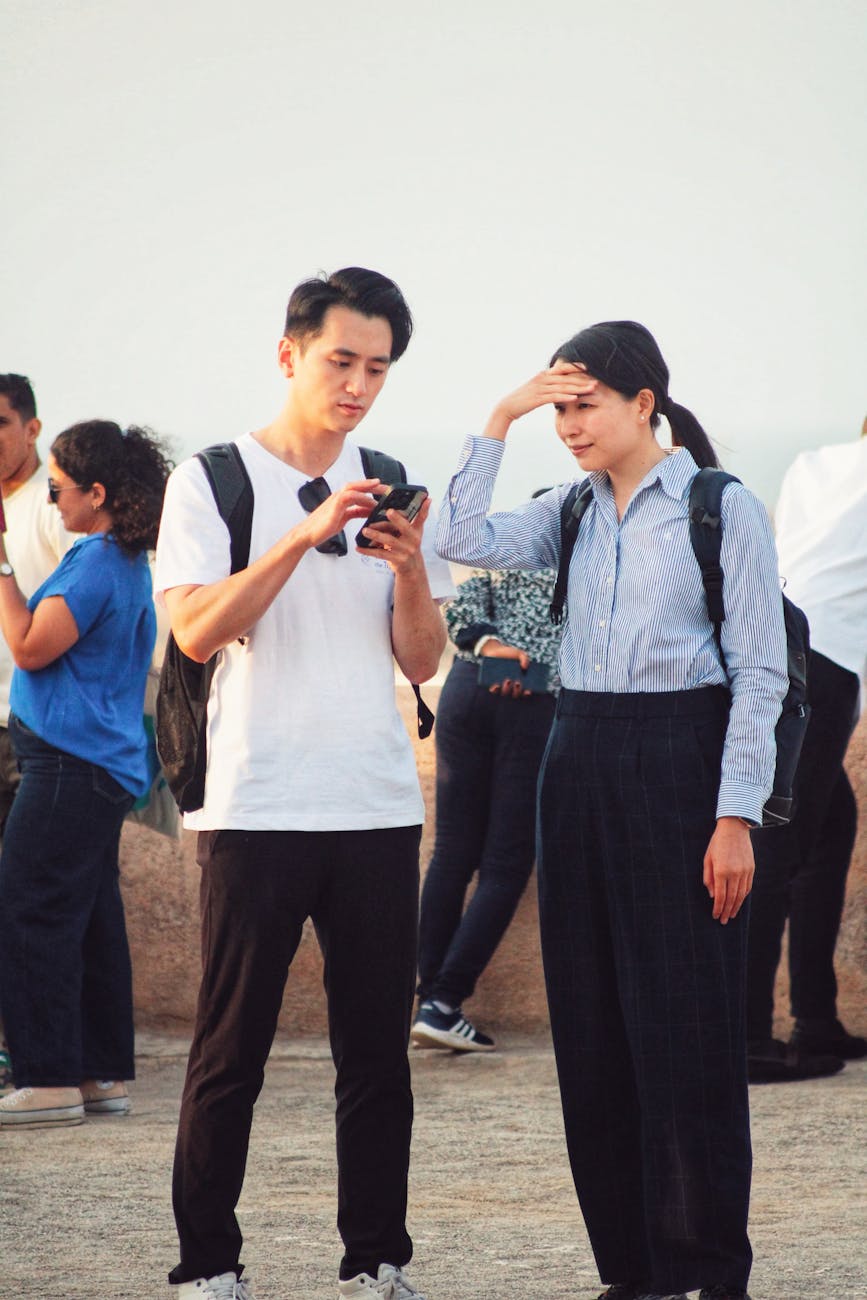 viajantes usando smartphone para navegação ao ar livre