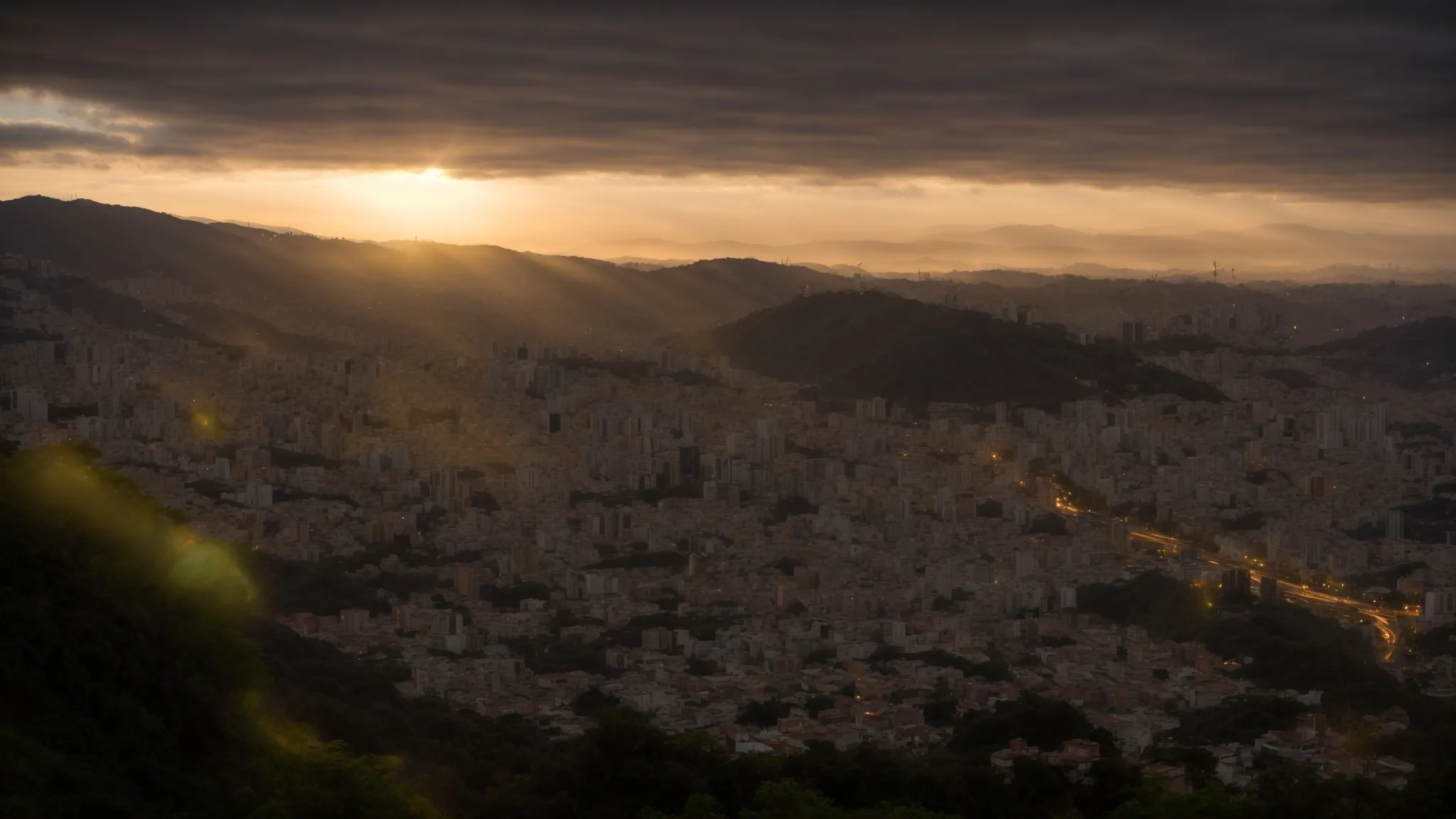 uma vista panorâmica vibrante de santiago, revelando a interconexão entre áreas urbanizadas e verdes, destacando o crescimento populacional e a urbanização sob uma luz dourada ao pôr do sol.