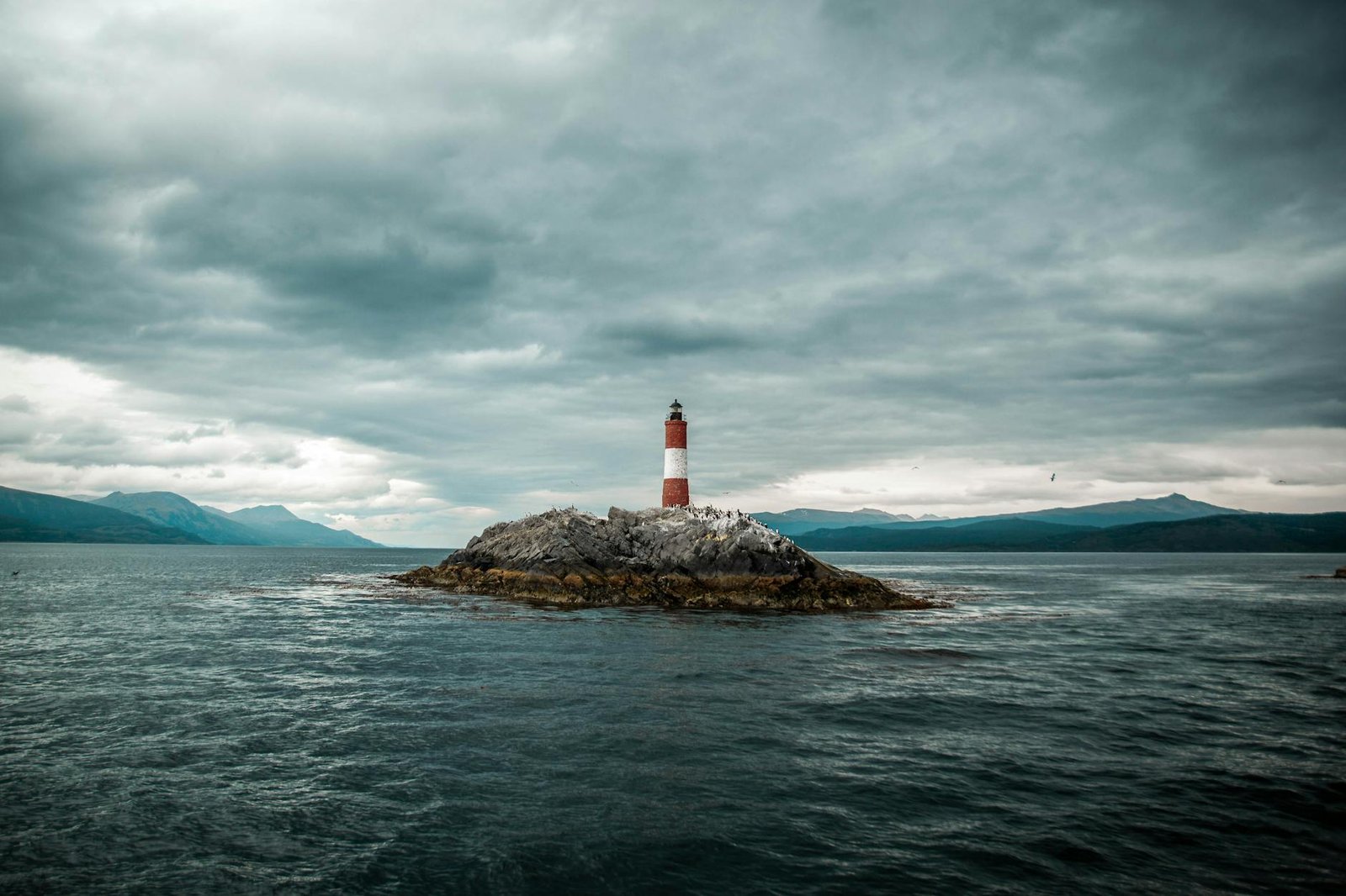 farol em uma ilha sob céu nublado