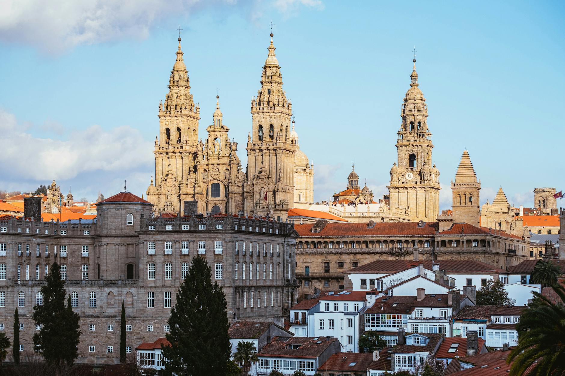 uma vista da catedral de santiago de compostela na espanha