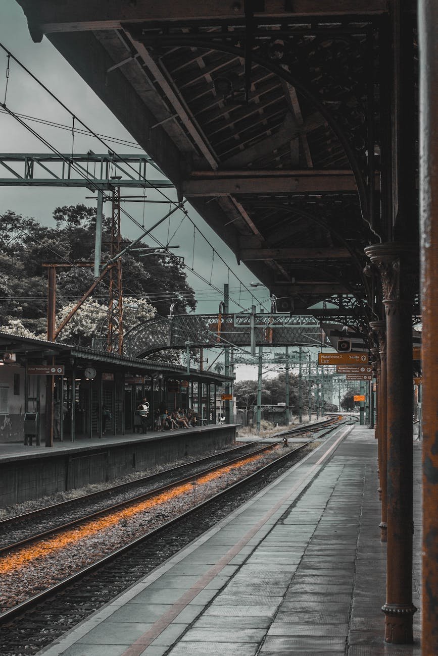 cenário de trilho de trem de concreto cinza