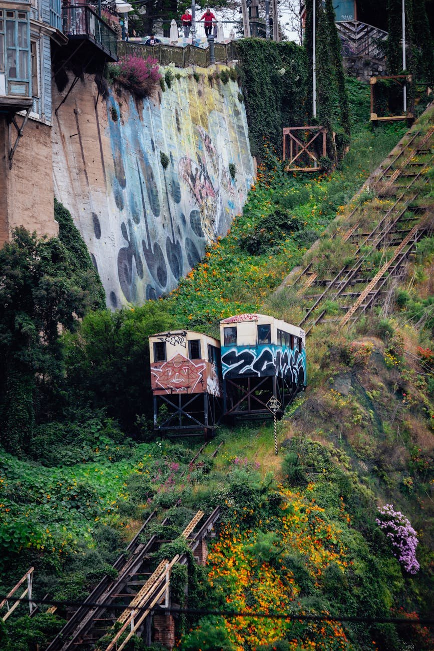 trem funicular colorido na paisagem urbana