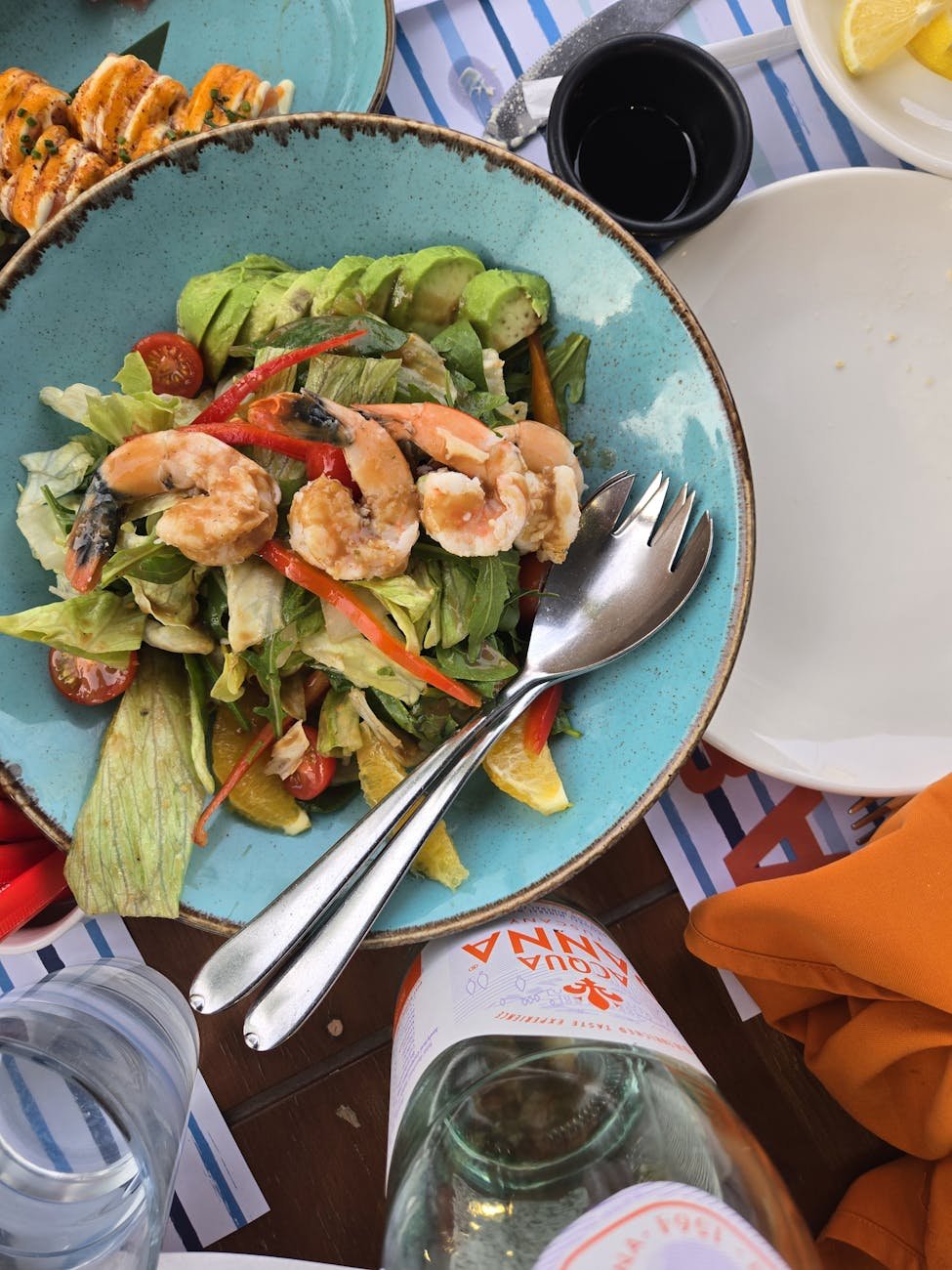 salada colorida de camarão fresco com vegetais