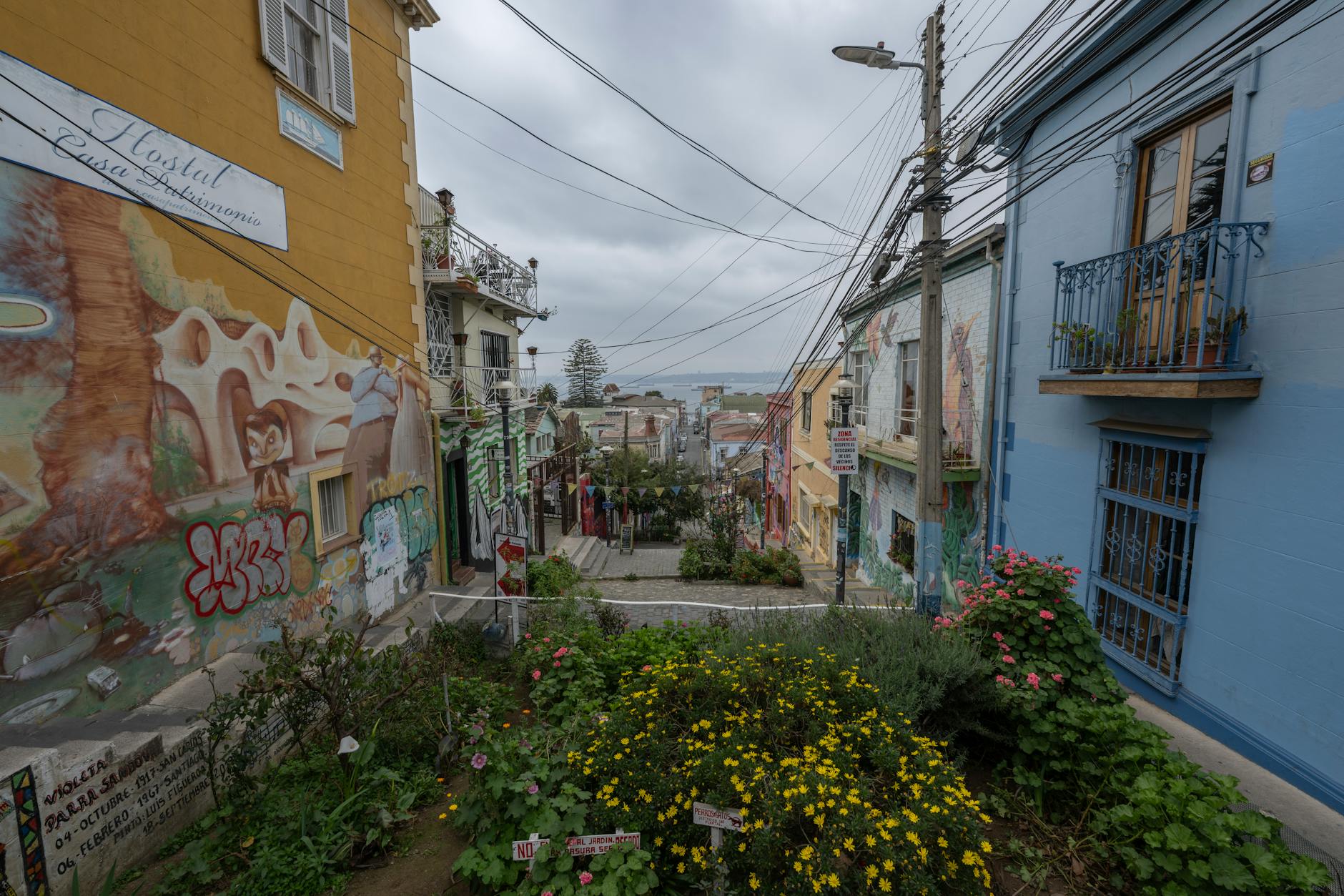 murais de rua coloridos em Valparaíso, Chile