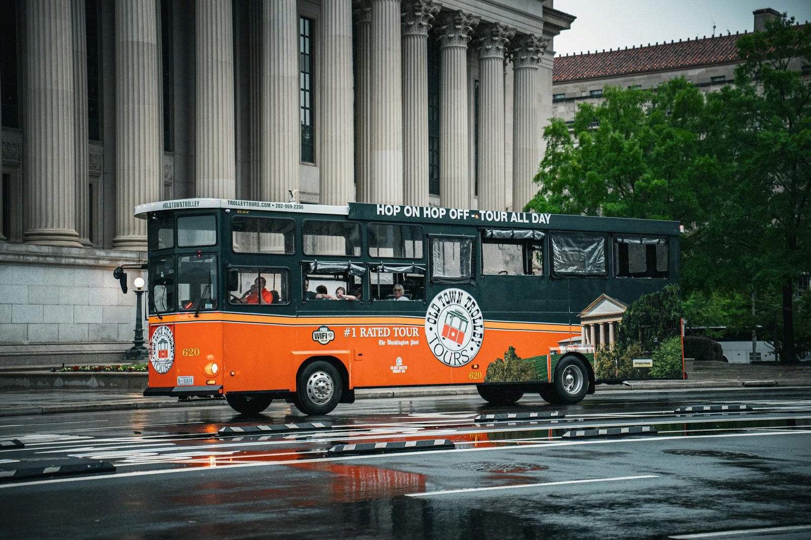 Ônibus turístico de Washington DC em uma rua chuvosa da cidade