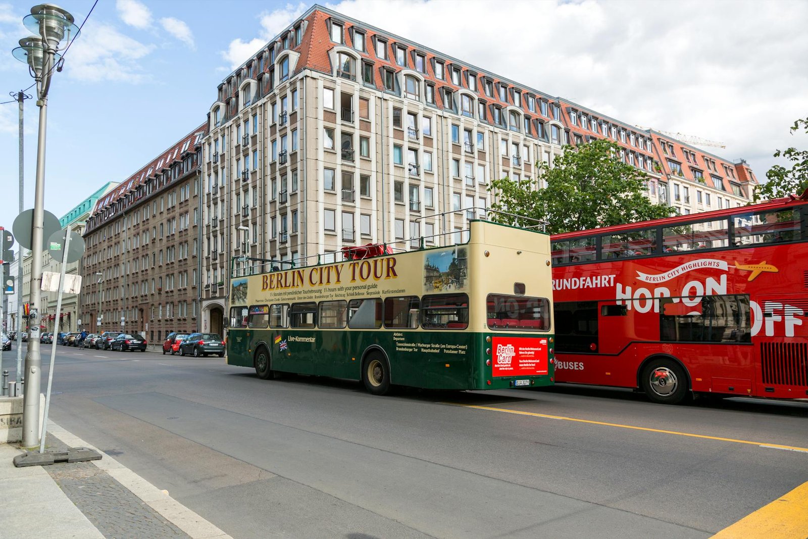 ônibus de turismo da cidade de Berlim na rua urbana