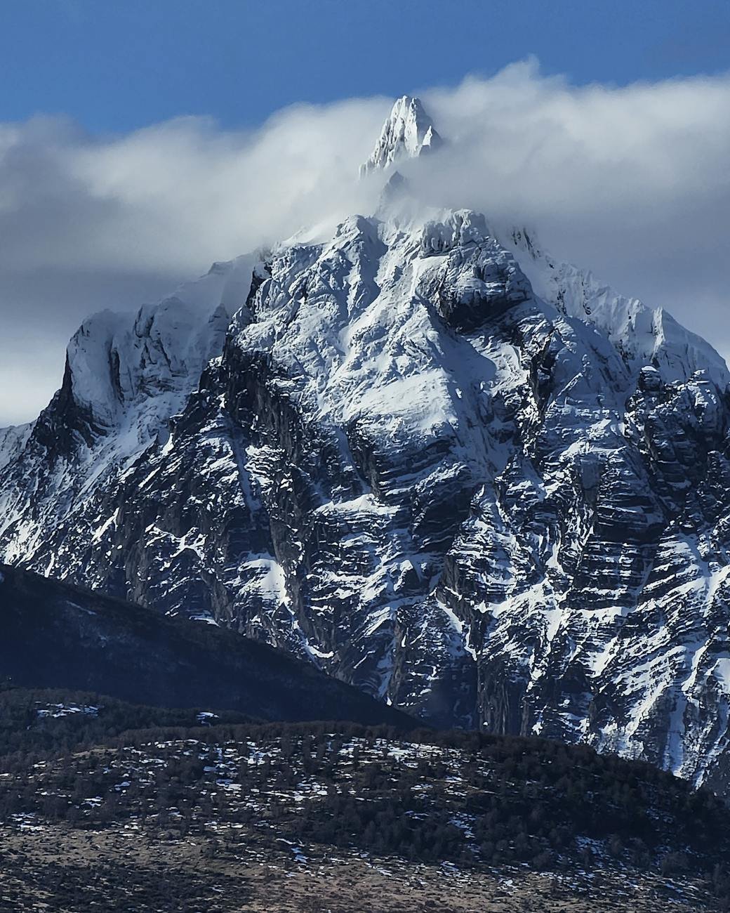 montanha coberta de neve em ushuaia, argentina