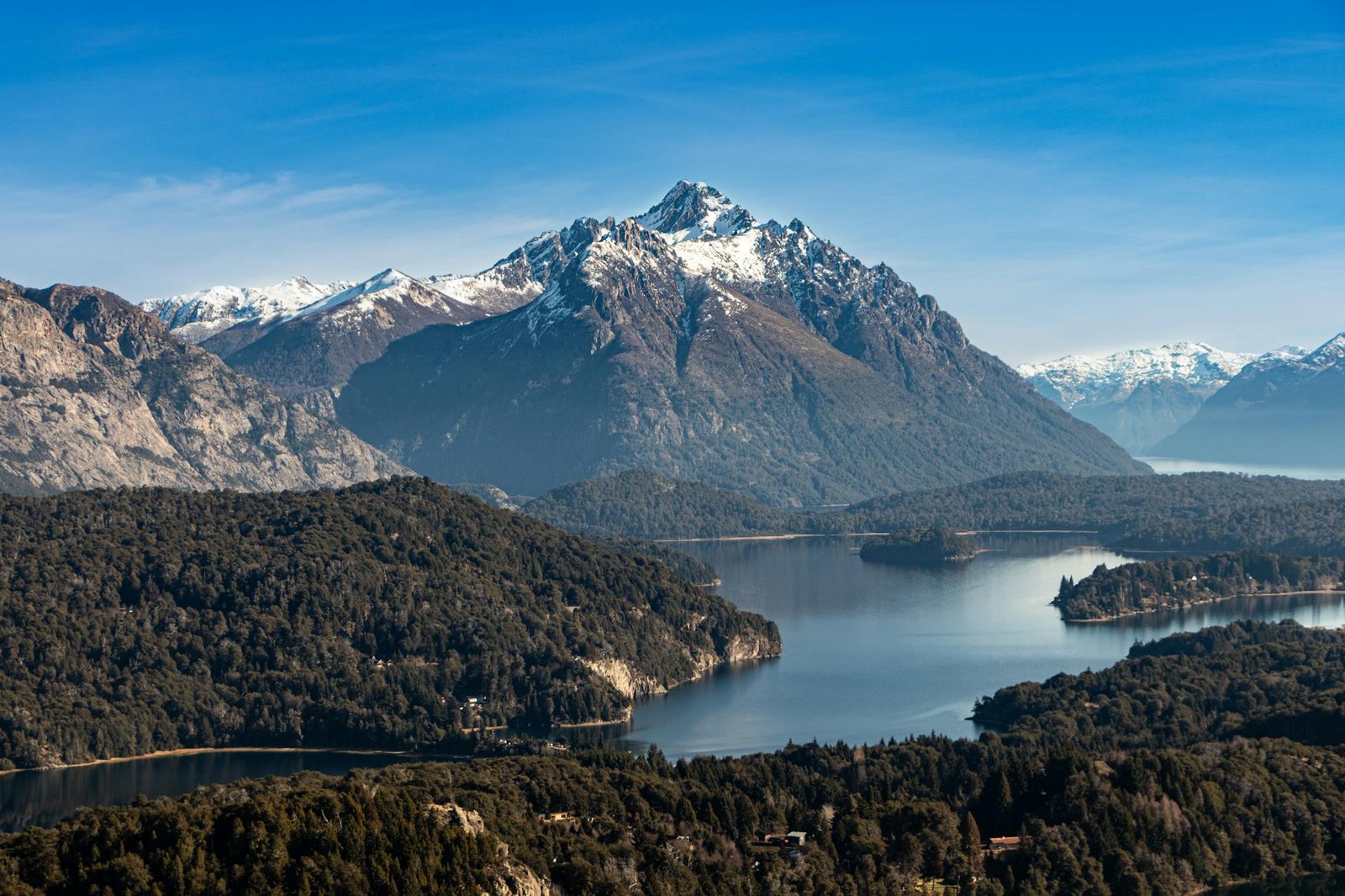 vista panorâmica da Cordilheira dos Andes com o Lago Nahuel Huapi