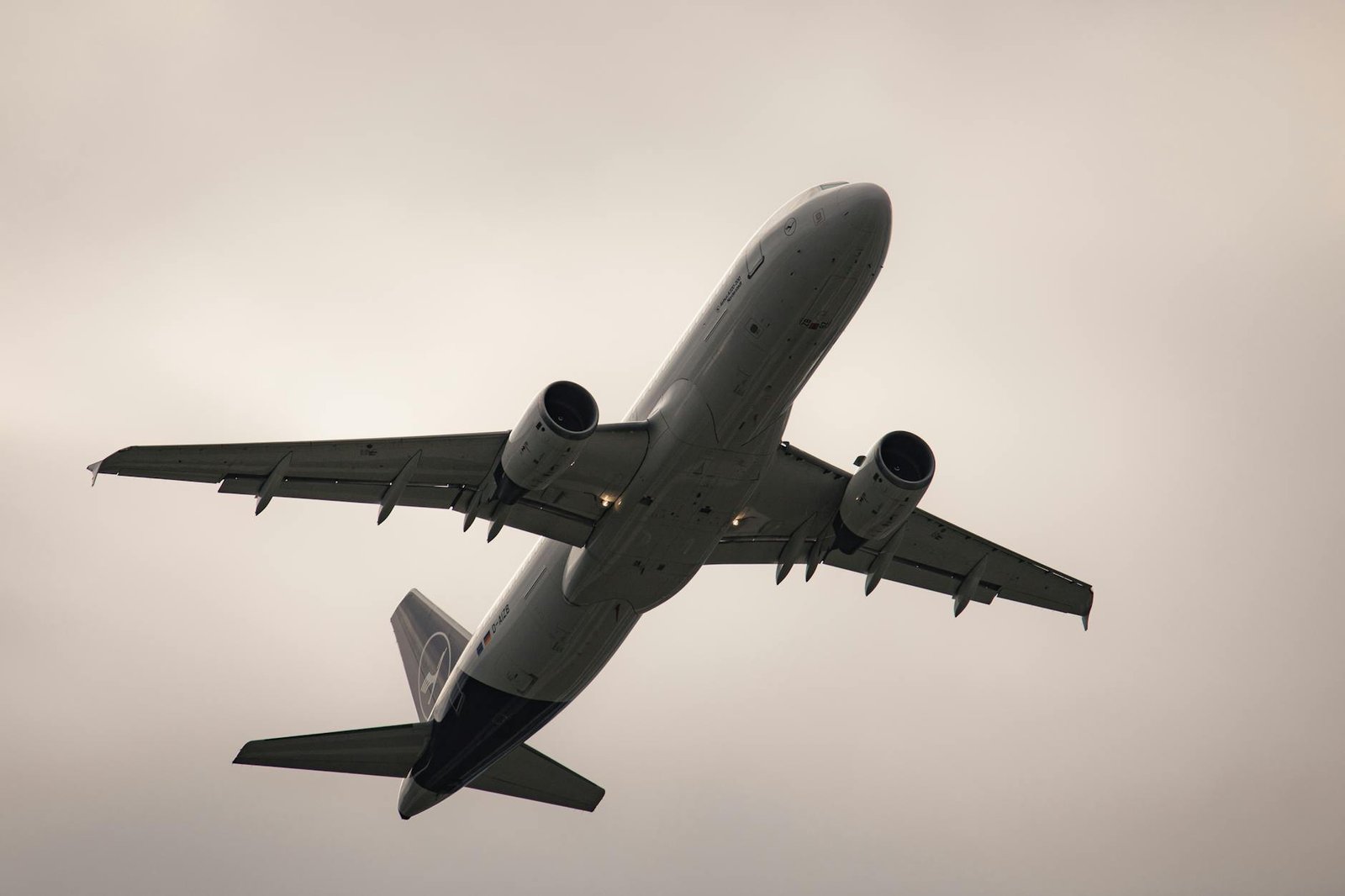 avião comercial decolando no aeroporto de munique
