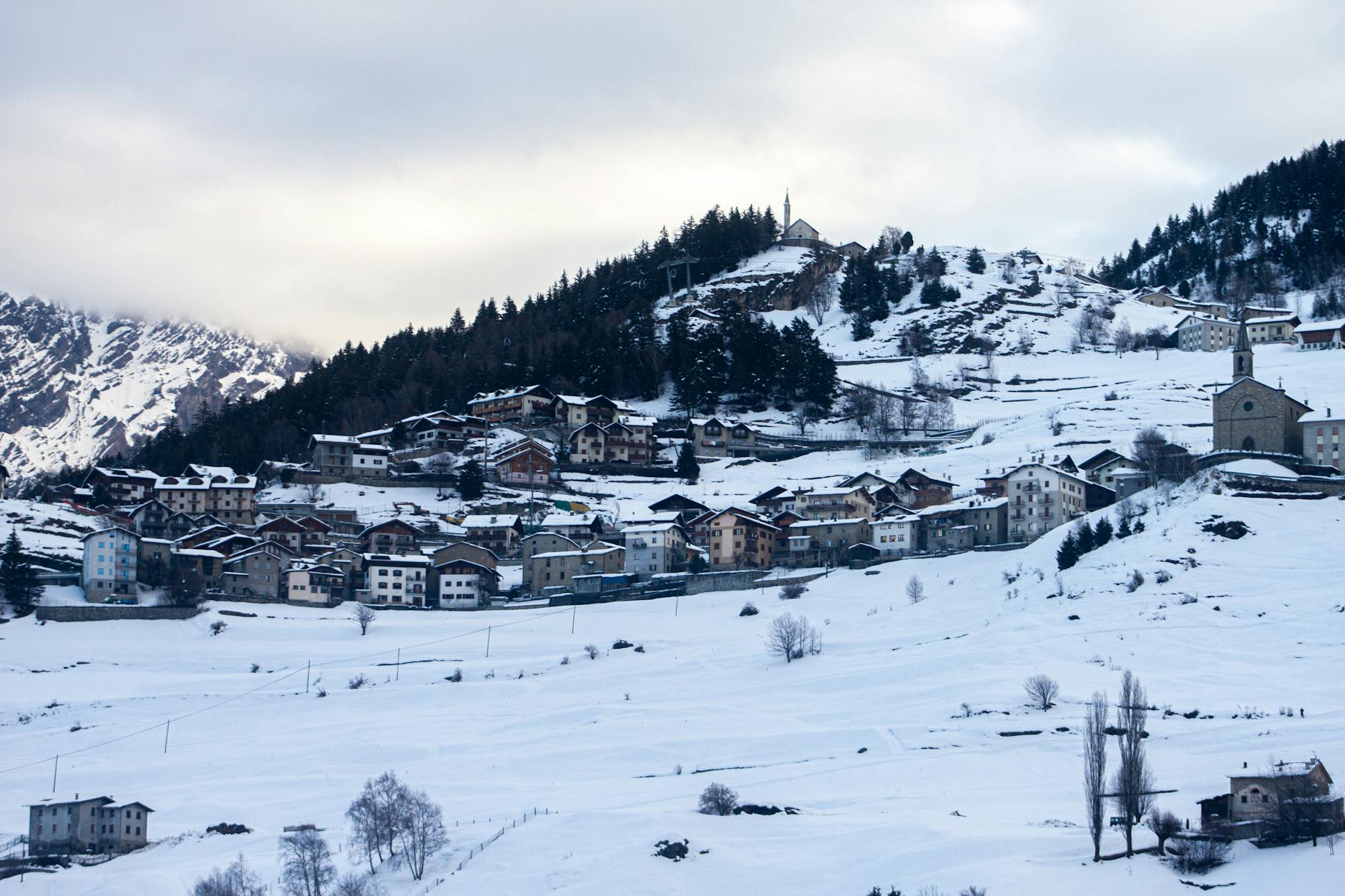 casas em terreno coberto de neve perto da montanha