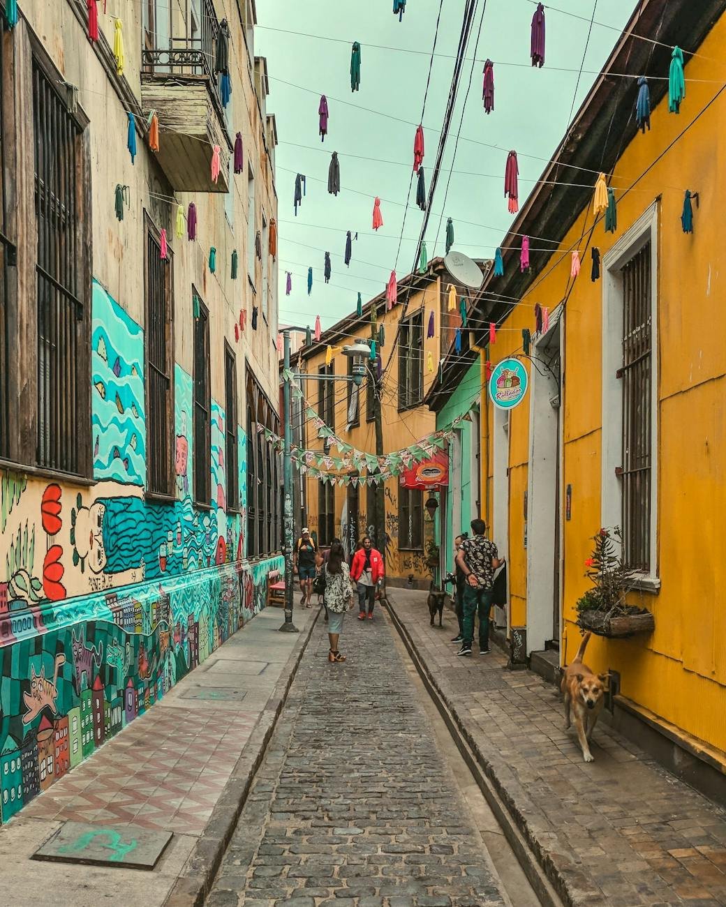 pessoas caminhando na rua perto de prédios