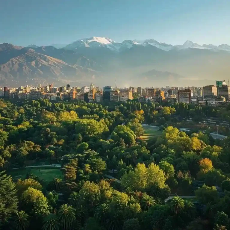 uma vista panorâmica de santiago, chile, em dezembro, capturando a vibrante cidade sob céus azuis claros e sob a luz radiante do sol, com as majestosas montanhas dos andes ao fundo e um parque urbano repleto de árvores exuberantes em primeiro plano, refletindo a atmosfera quente e seca do verão.