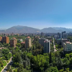 uma vista panorâmica vibrante de santiago, chile, durante um dia ensolarado de verão, com céus azul-claros, os majestosos andes ao fundo e arquitetura urbana típica cercada por árvores verdes, transmitindo uma atmosfera calorosa e autêntica.