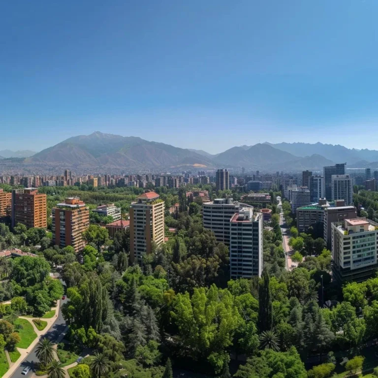 uma vista panorâmica vibrante de santiago, chile, durante um dia ensolarado de verão, com céus azul-claros, os majestosos andes ao fundo e arquitetura urbana típica cercada por árvores verdes, transmitindo uma atmosfera calorosa e autêntica.
