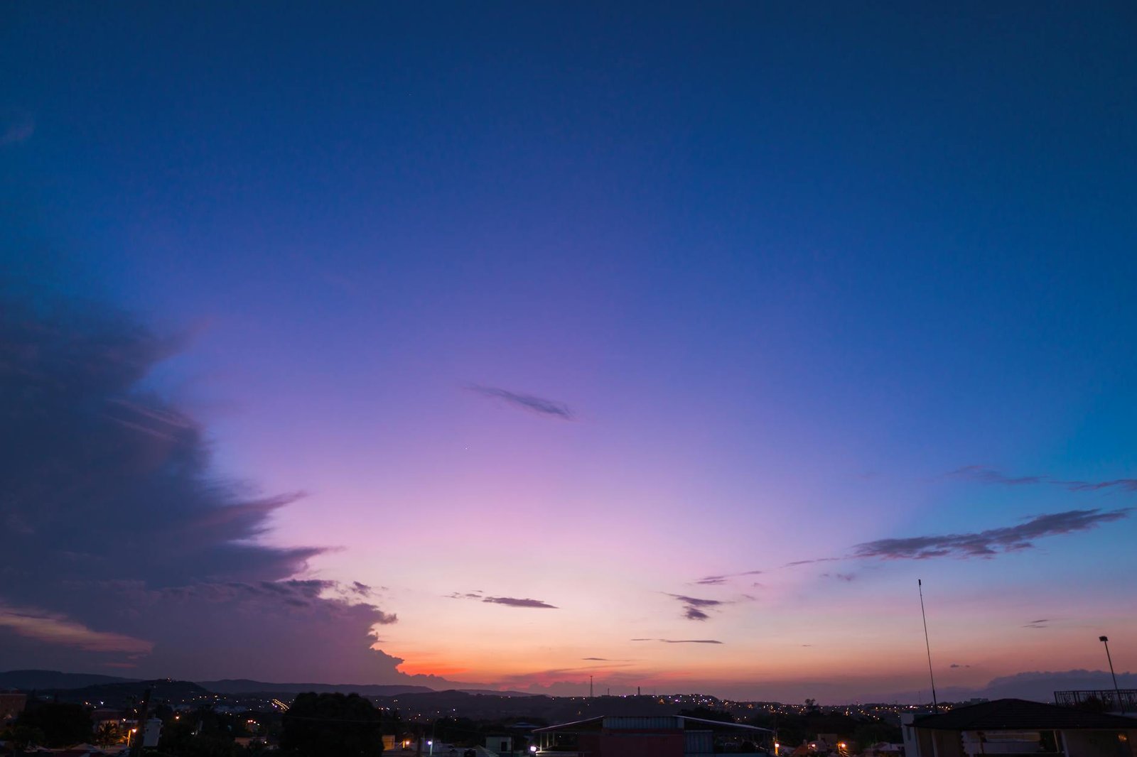 pôr do sol laranja sob céu claro