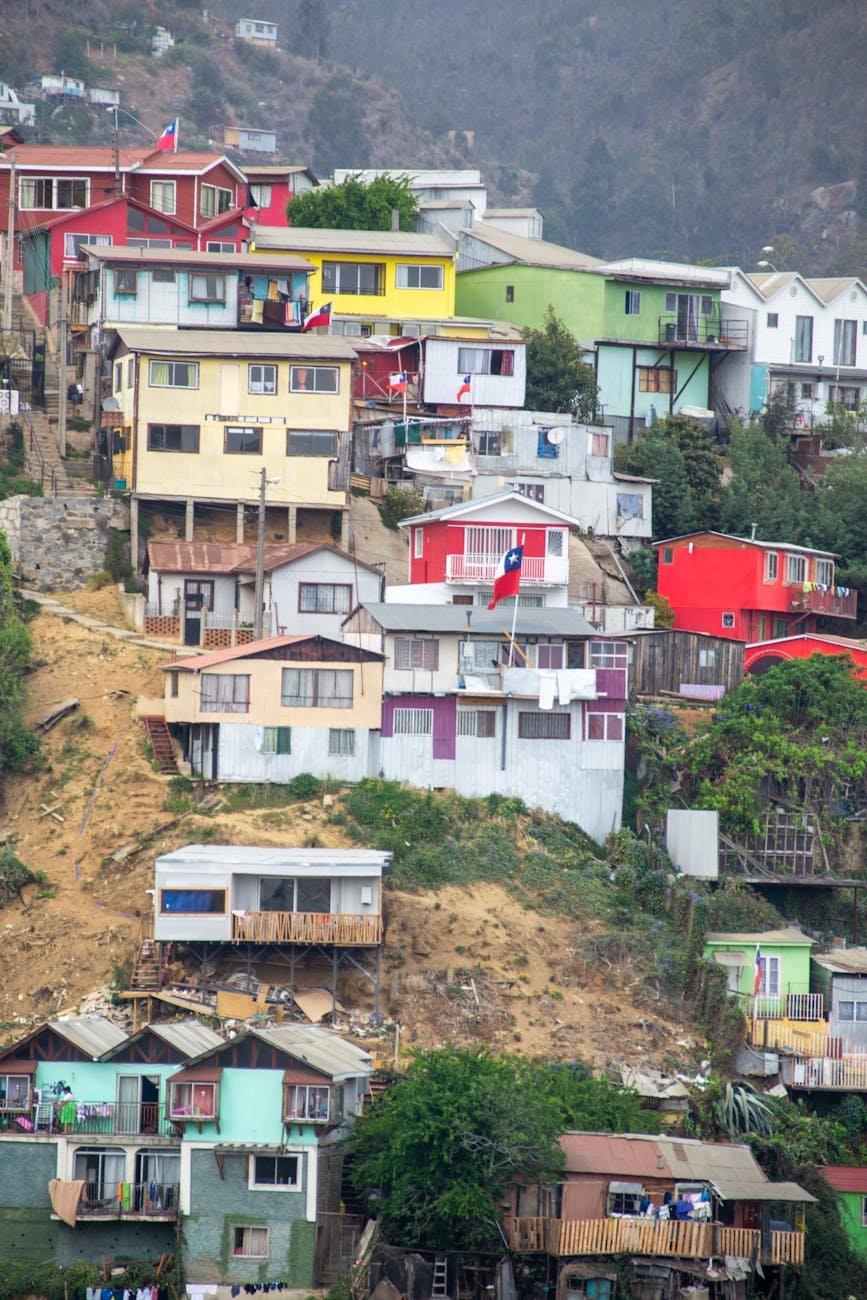 edifícios na montanha