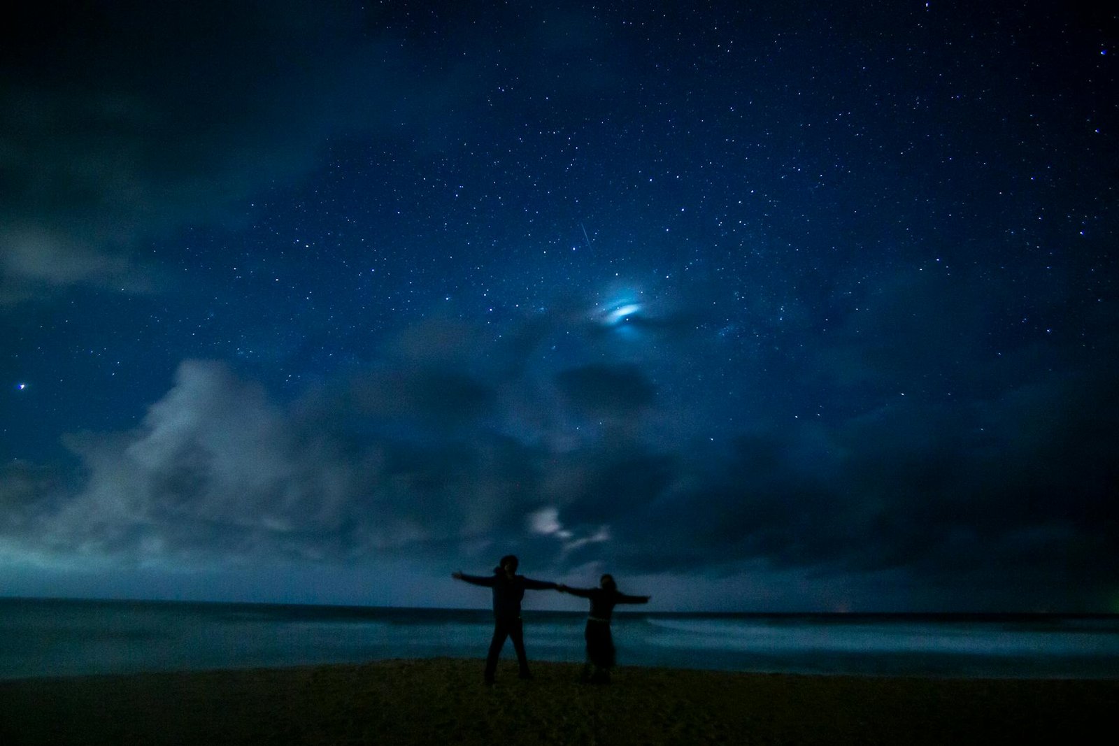 um casal na praia à noite