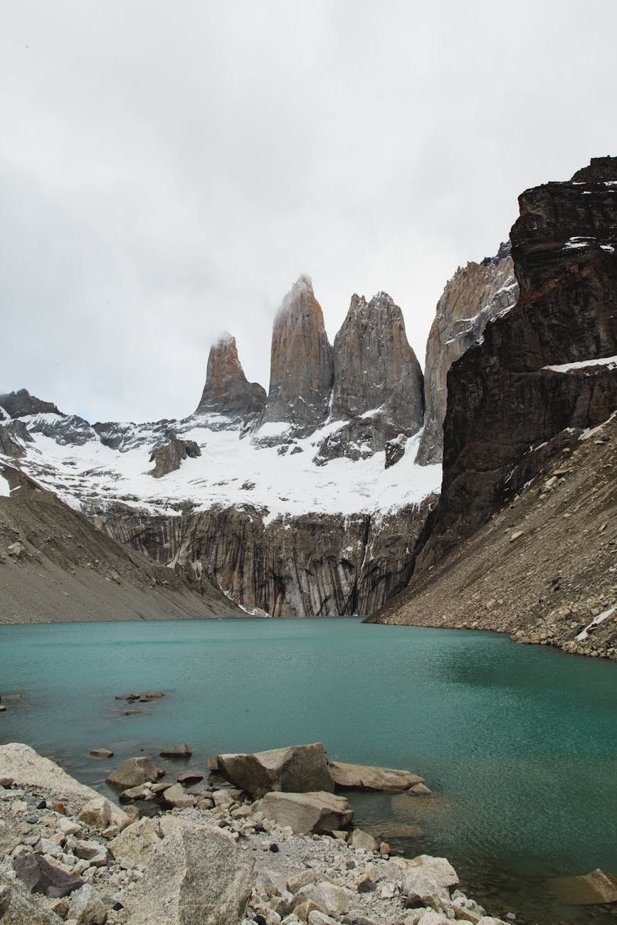 lago em montanhas cobertas de neve