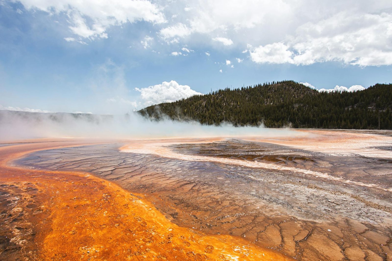 paisagem de um terreno fumegante perto de uma colina no parque nacional de yellowstone, eua