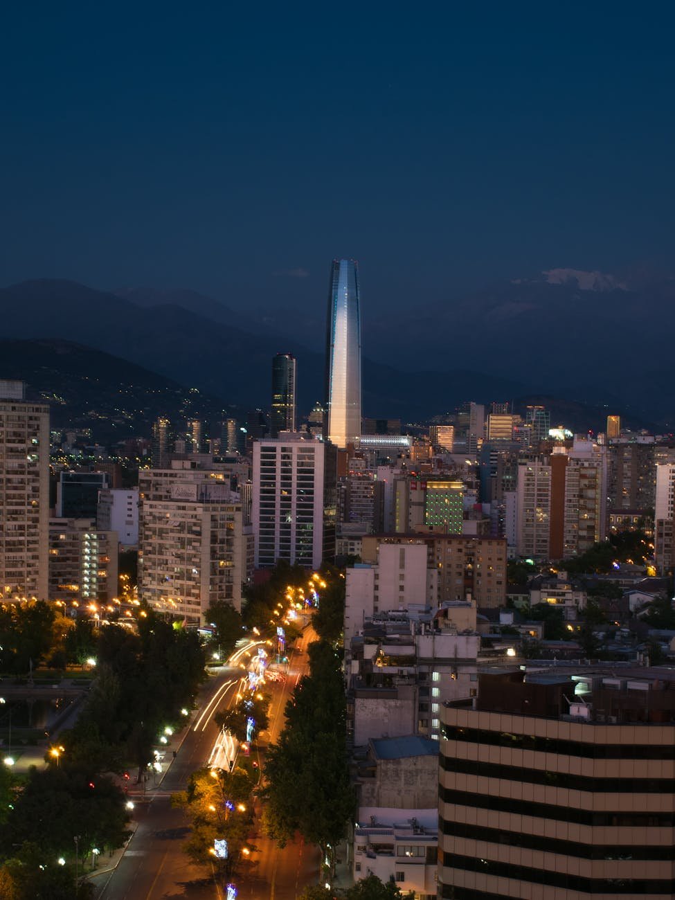 fotografia aérea de edifícios da cidade durante a noite