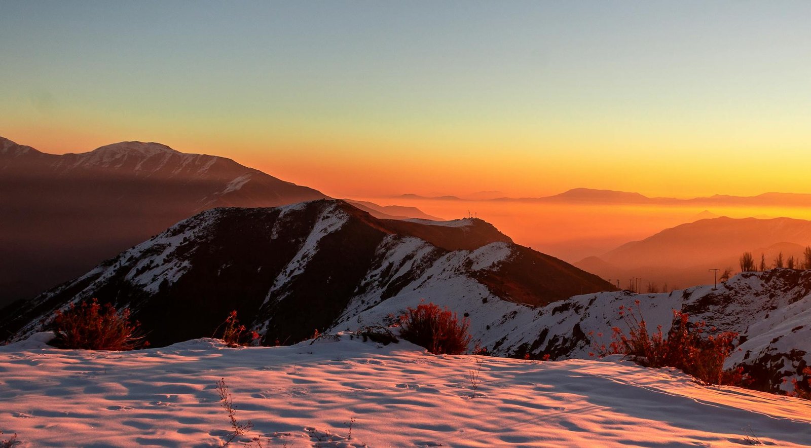montanhas nevadas ao amanhecer