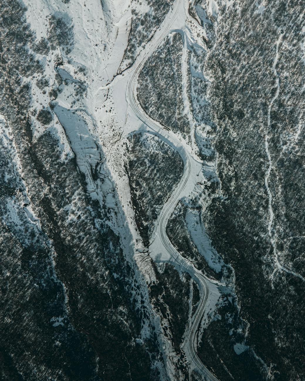 vista aérea de montanhas no inverno