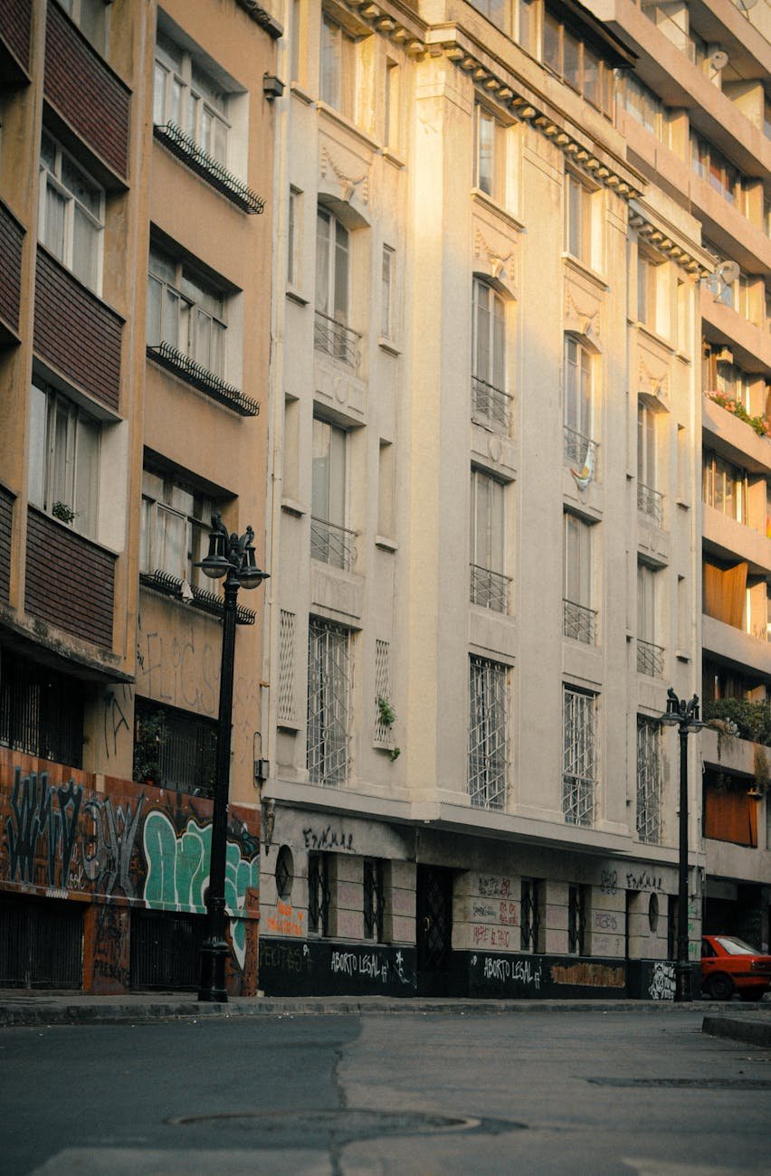rua vazia na cidade
