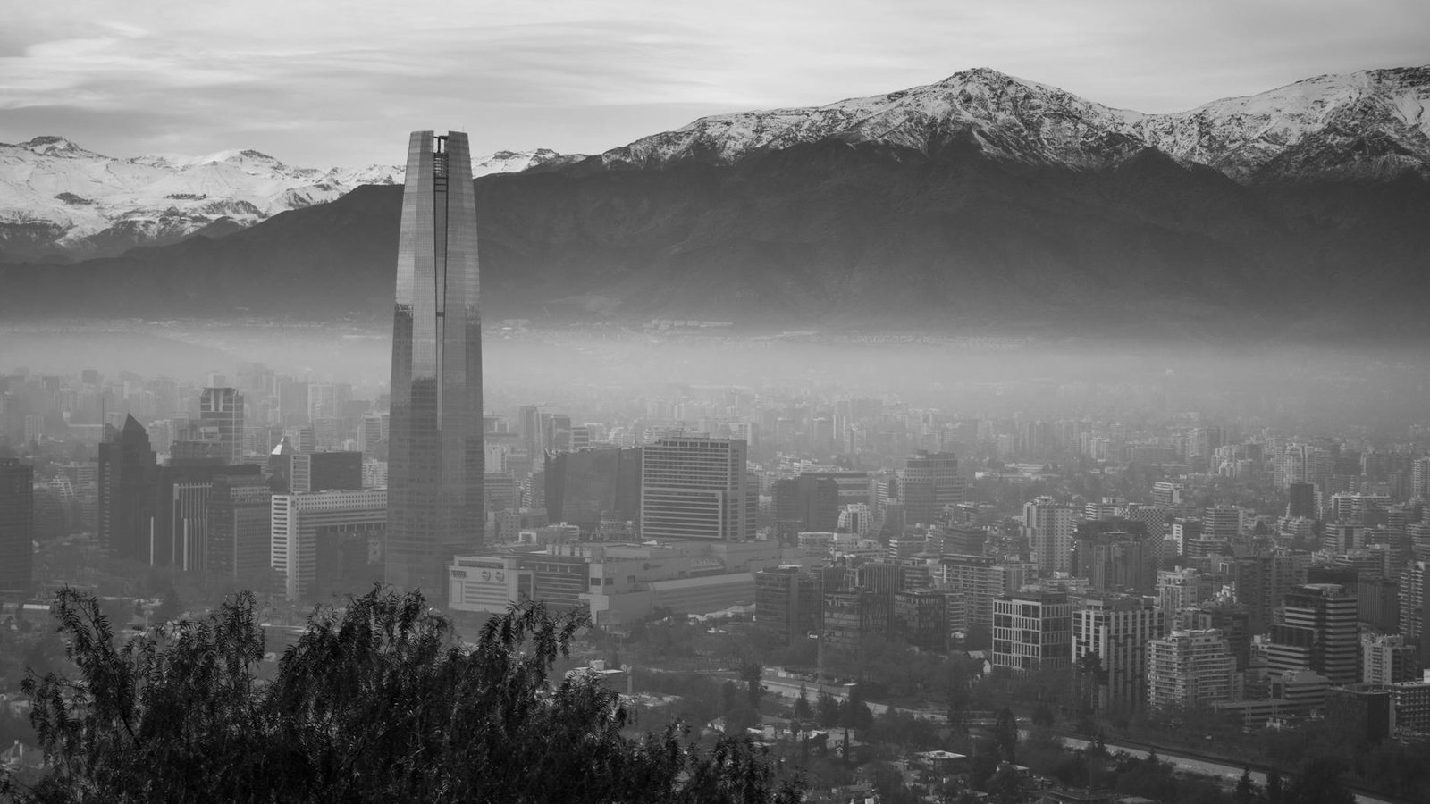 panorama em preto e branco da paisagem urbana de Santiago do Chile em meio à neblina