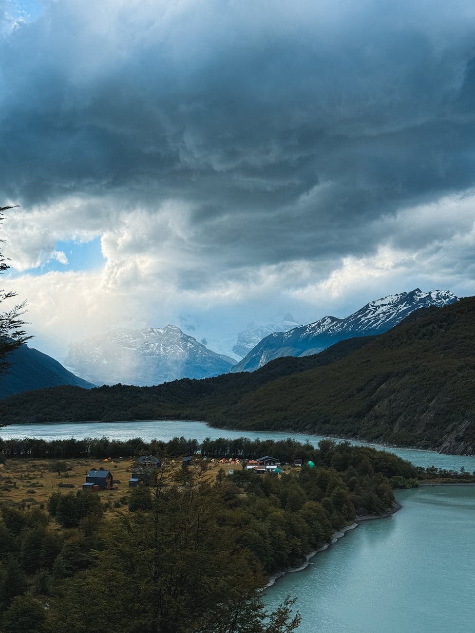 nuvem de tempestade sobre lagos nas montanhas