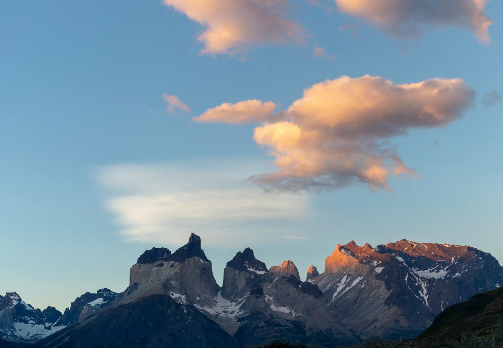 montanhas pretas e cinzas sob o céu azul