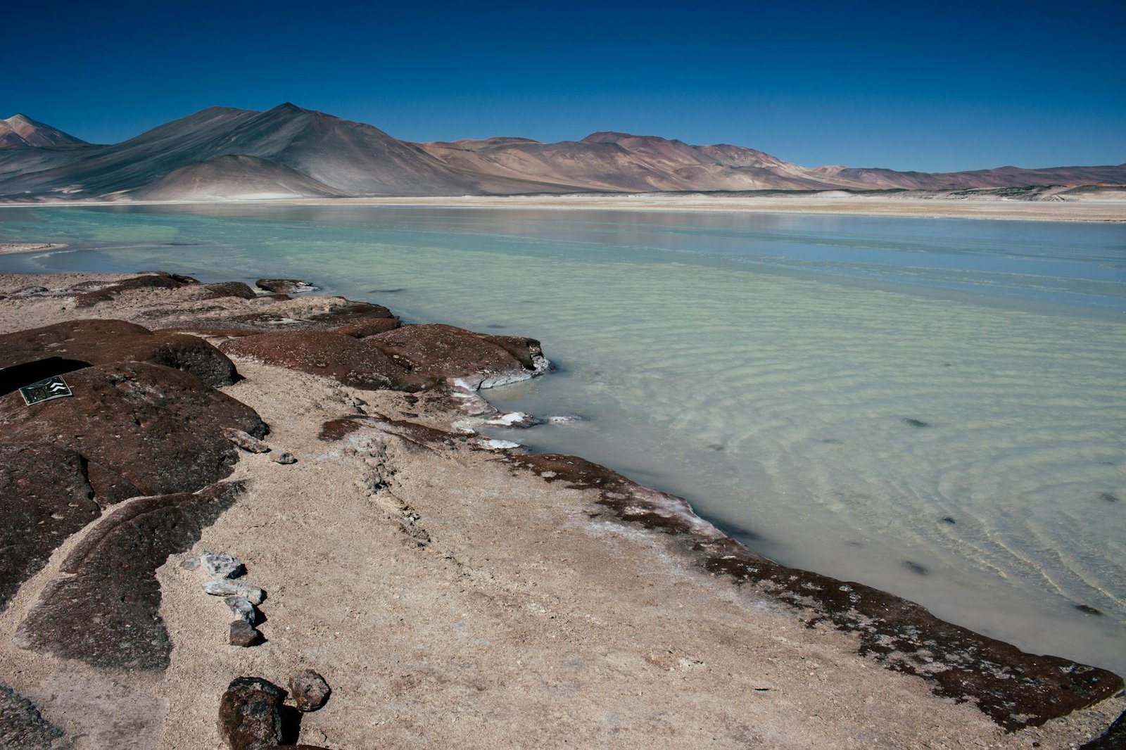 vista aérea do lago e das montanhas atacama chile