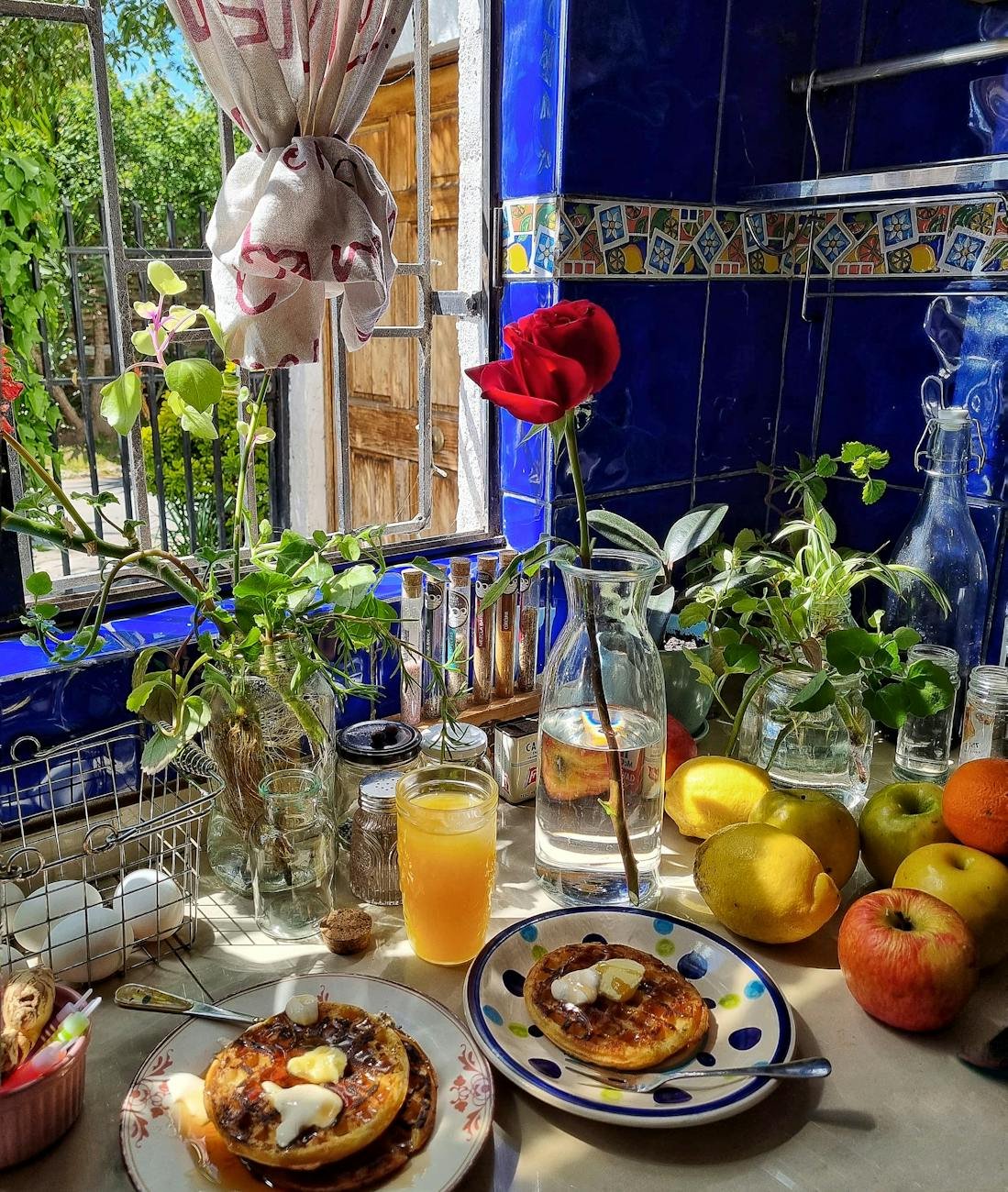 café da manhã ensolarado com panquecas e frutas frescas