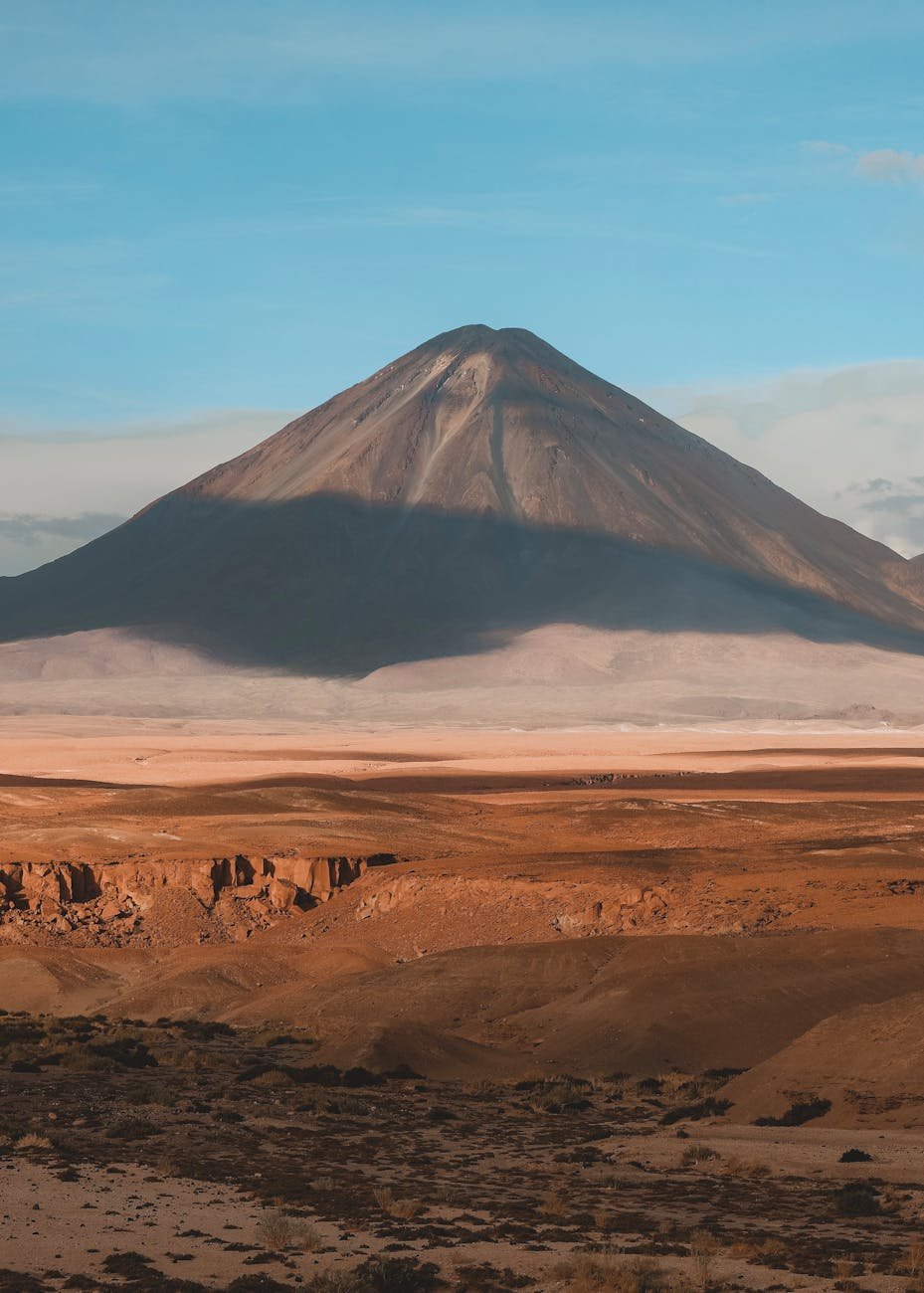 vista majestosa do vulcão Licancabur nos Andes