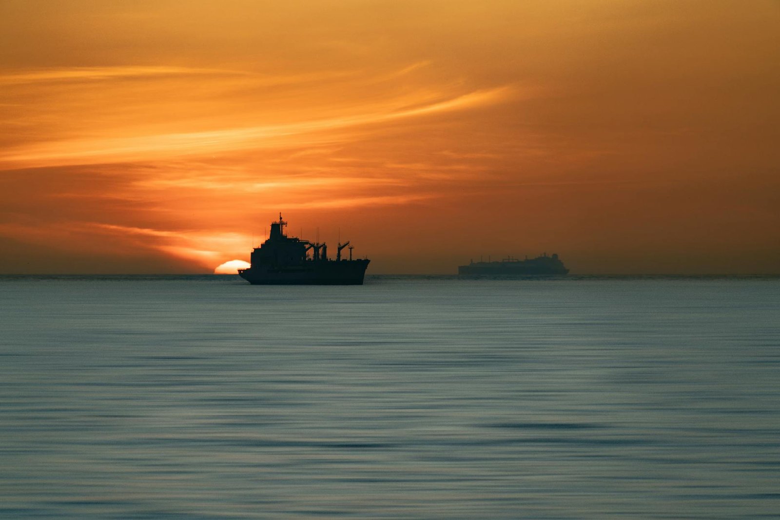 pôr do sol sereno com navio em valparaíso, chile