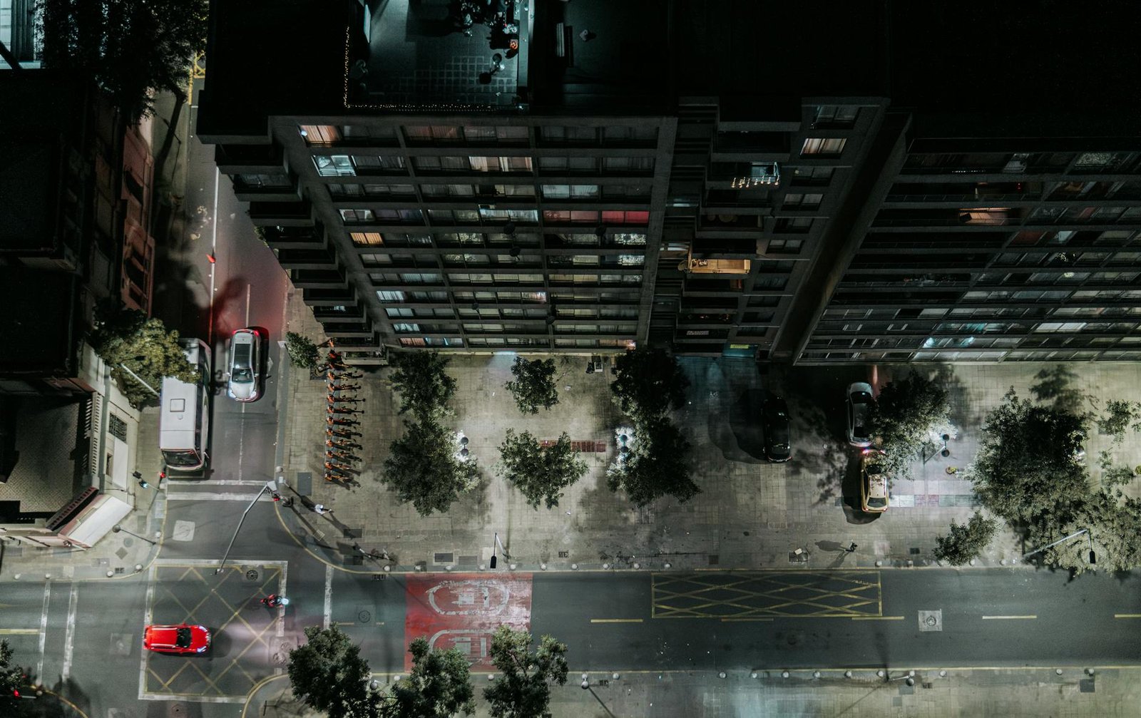 vista aérea da rua noturna em santiago, chile