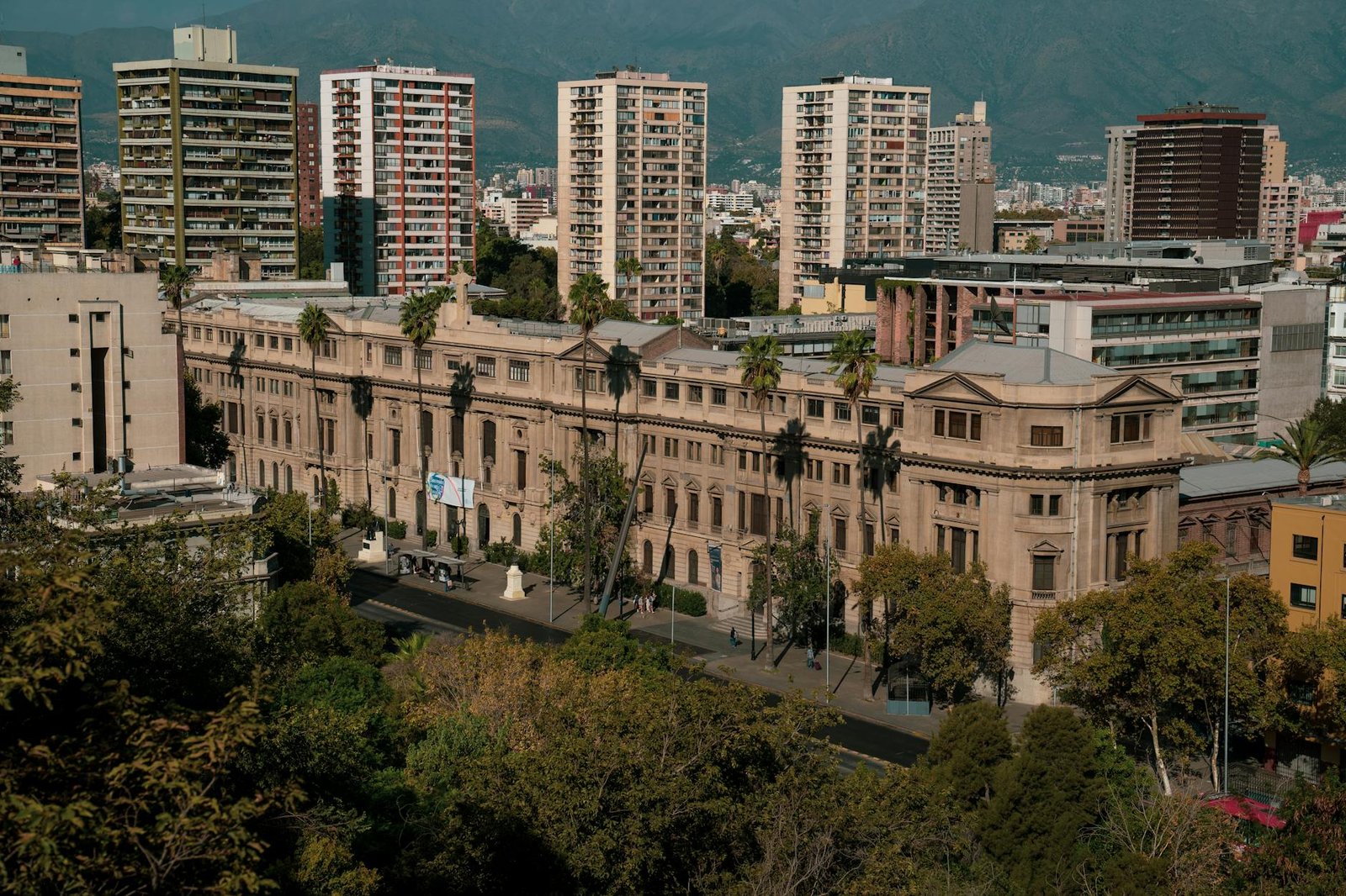 edifício histórico em Santiago com horizonte moderno