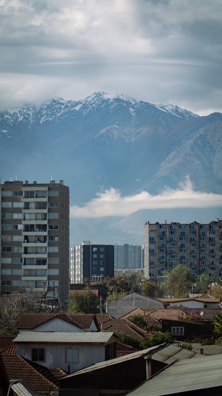 montanhas cobertas de neve com vista para a paisagem urbana