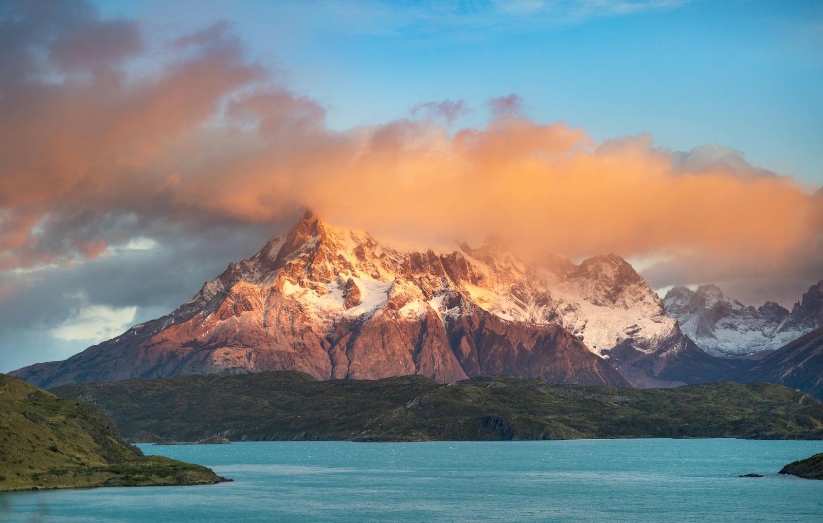 nascer do sol sobre as montanhas Torres del Paine