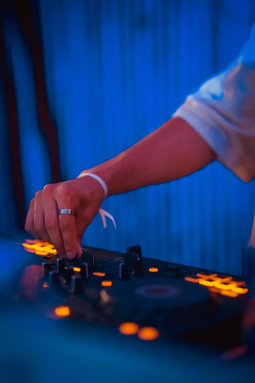 console de mixagem de dj vibrante em ação