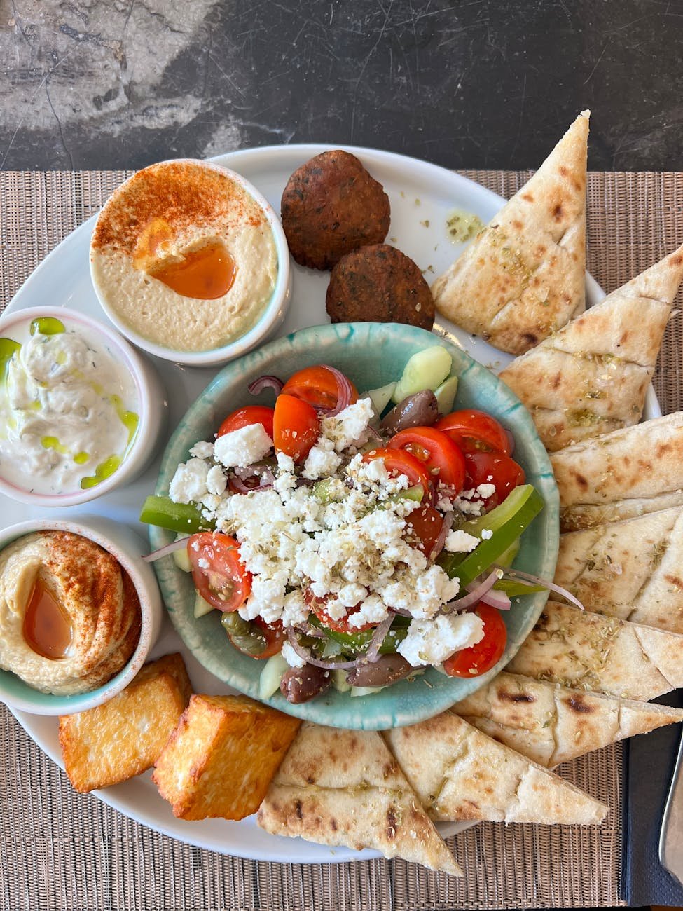 prato de meze grego autêntico com ingredientes frescos