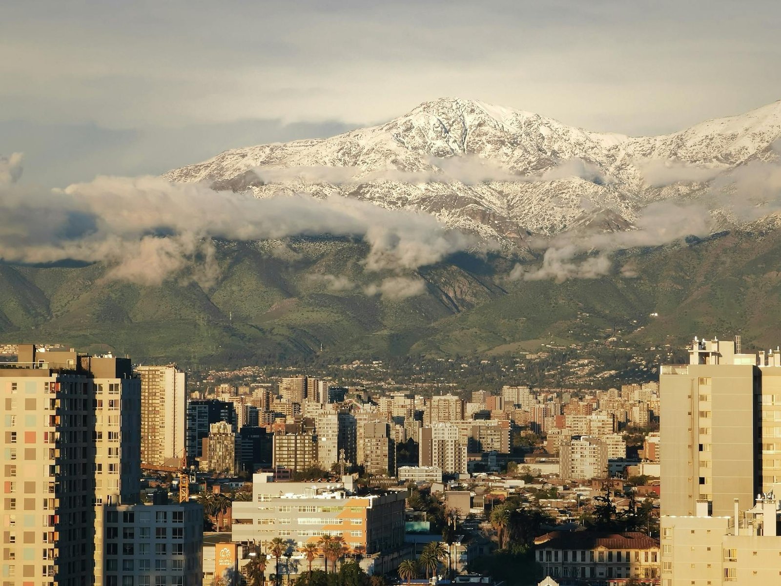 paisagem urbana de santiago com a cordilheira dos andes
