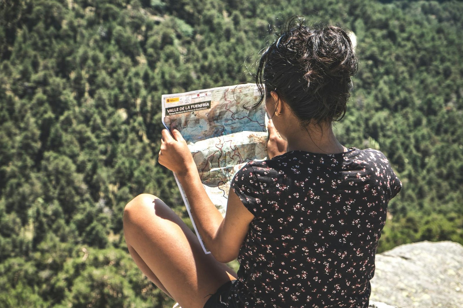 vista traseira de uma mulher olhando para o mapa