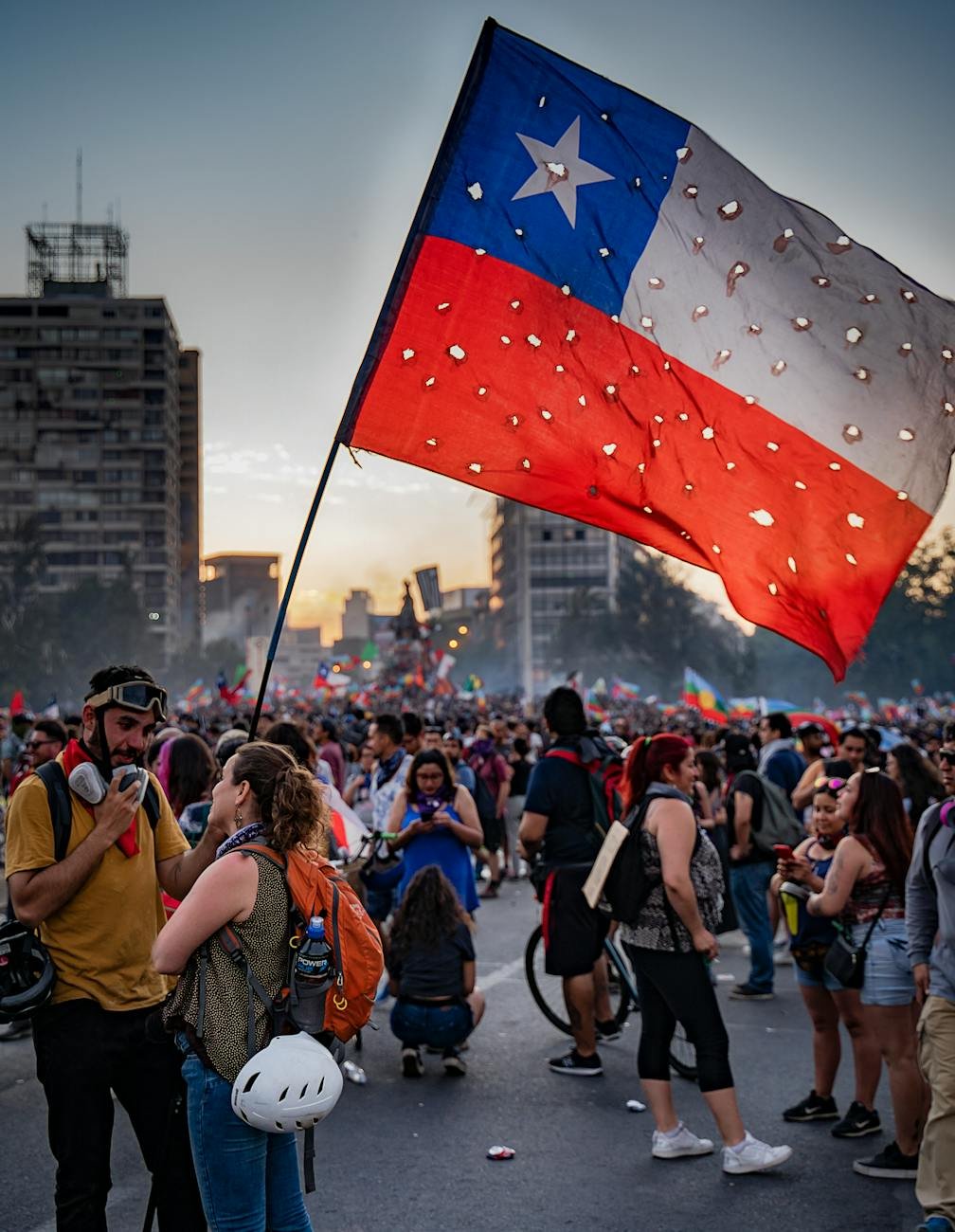 a bandeira chilena erguida em um comício